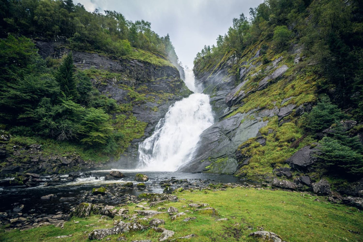 Driving from Aalesund to Bergen via Sognefjellet - Hulde waterfall