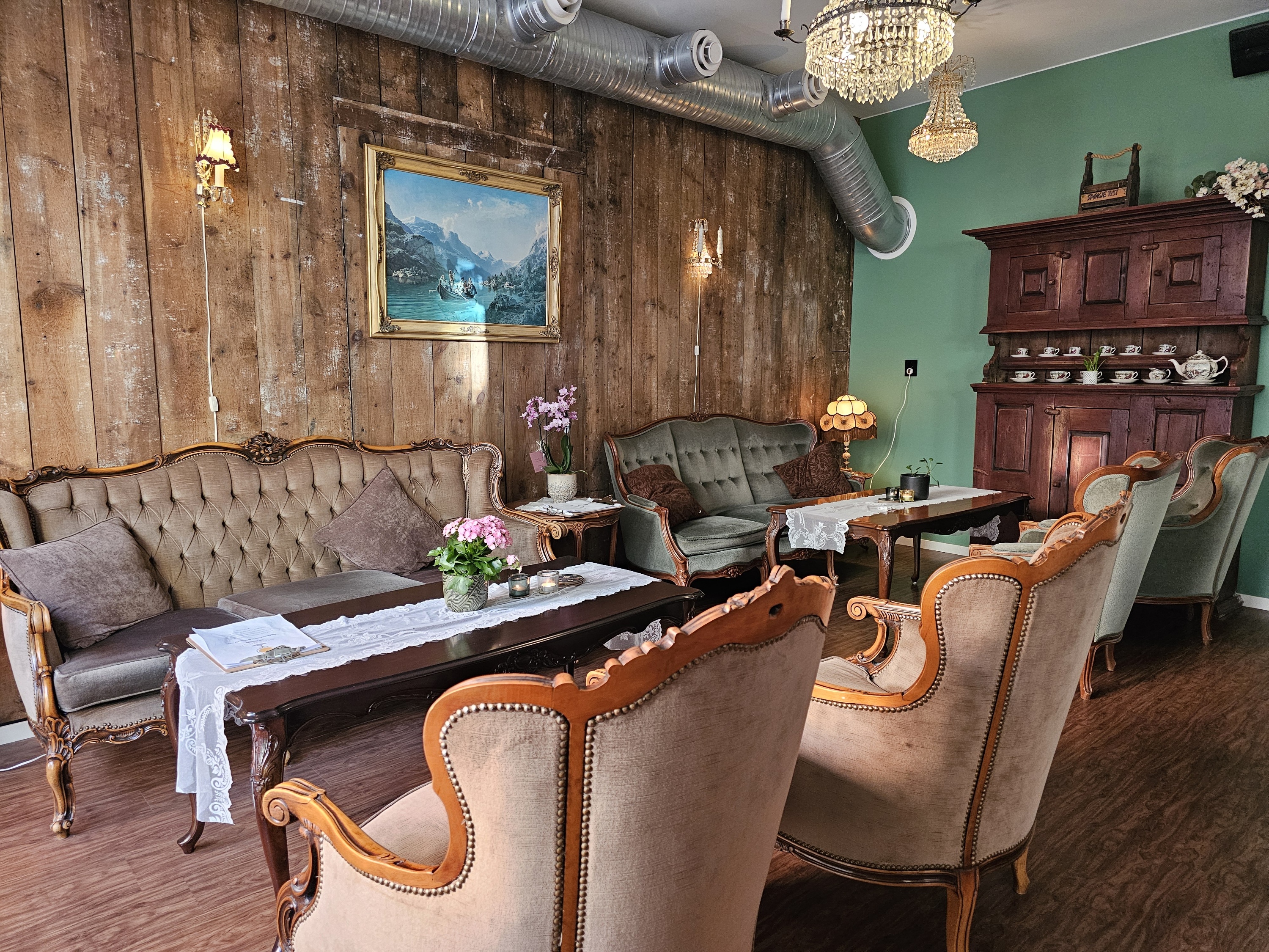 Comfortable historic wooden interior at Siderbar Bergen