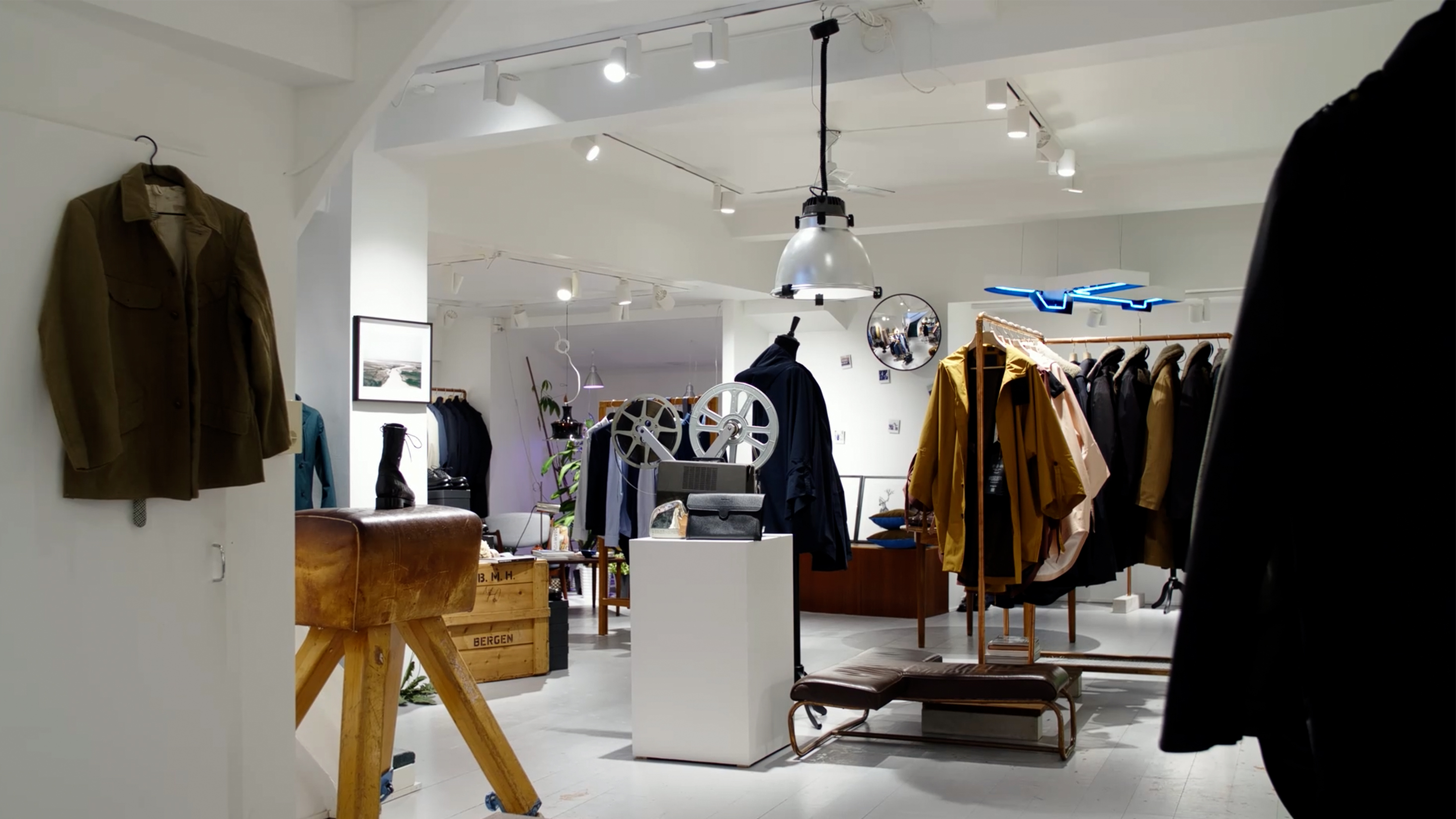 2_NR_TM_Store_inside_929081043.jpg 2_NR_TM_Store_inside_929081043.jpg