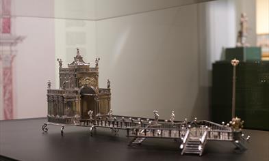 Kunstkvarter: Kanskje kommer kongen - en æresportal i sølv