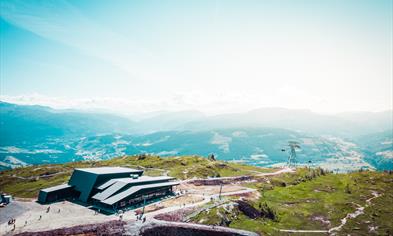 The Hangurstoppen restaurant has 310 seats