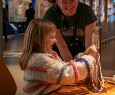 Museumhost and child weaves