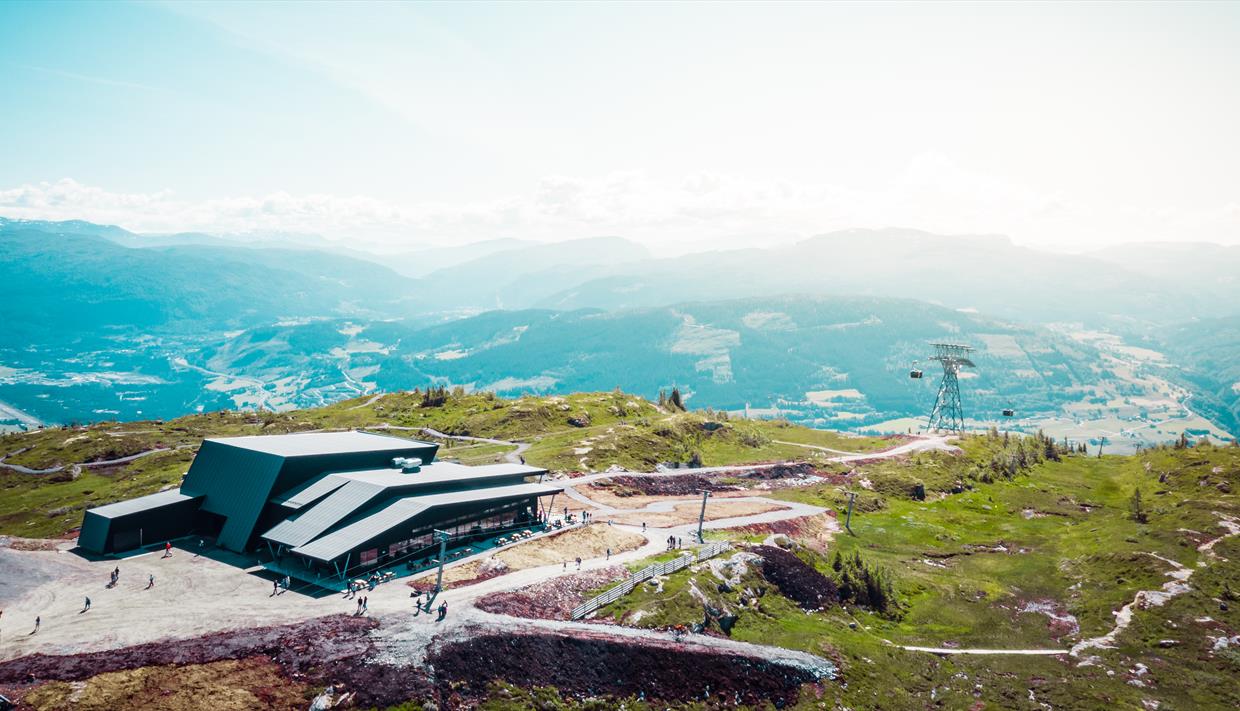 The Hangurstoppen restaurant has 310 seats