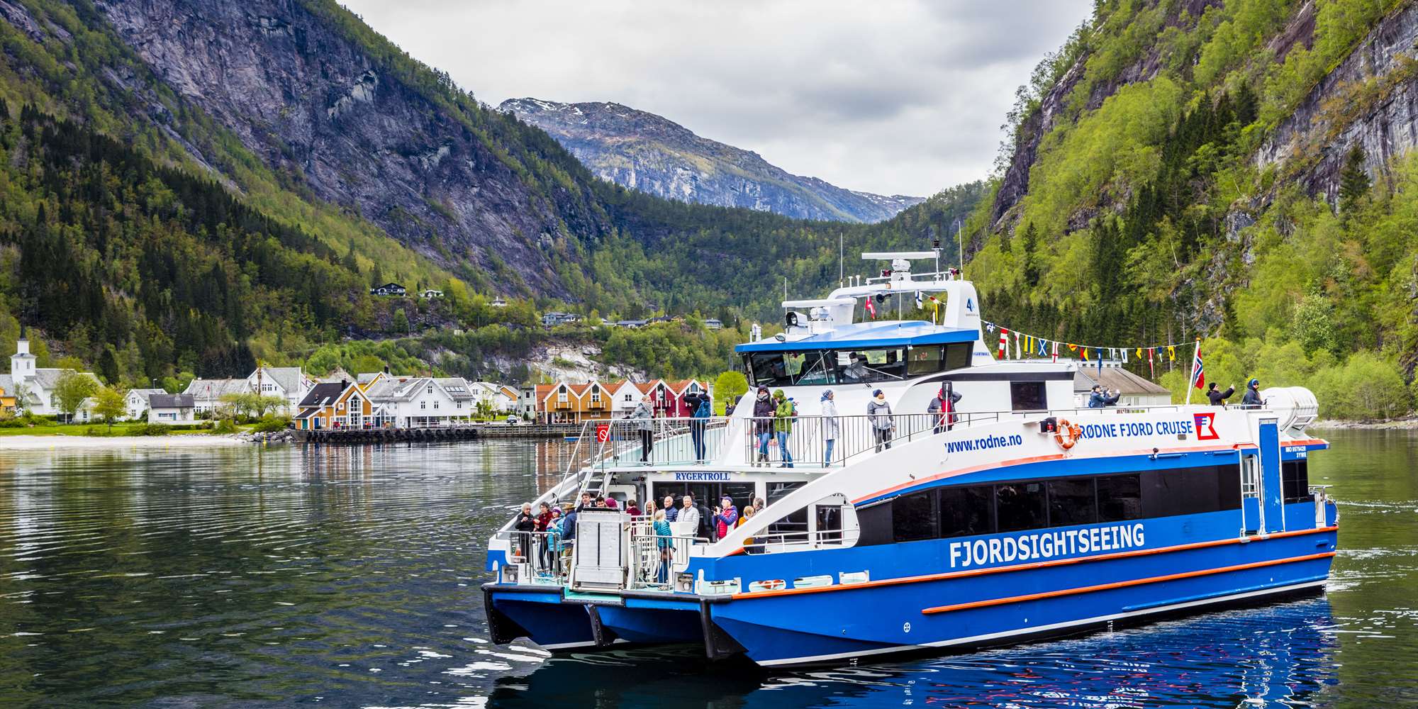 Fjord cruise & guided mountain hike to Slottet - visitBergen.com