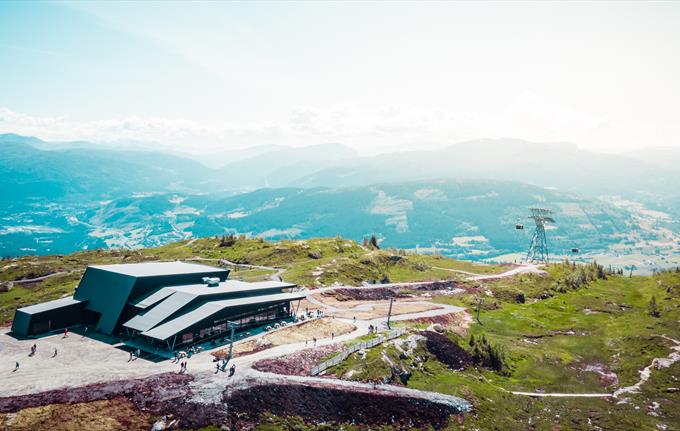 The Hangurstoppen restaurant has 310 seats