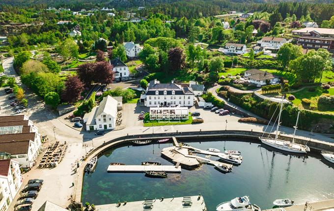 Bekkjarvik Gjestgiveri from above