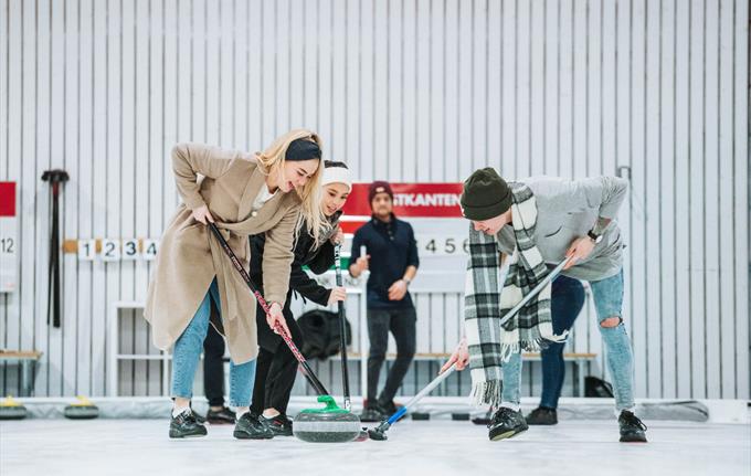 Curling at Vestkanten shopping mall in Bergen