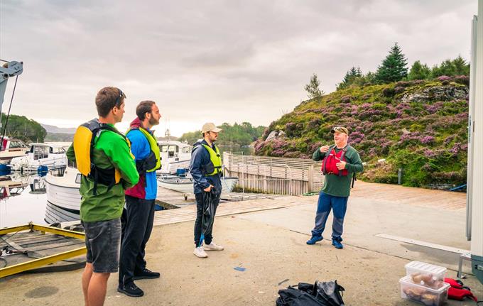 Short brief before entering the boat