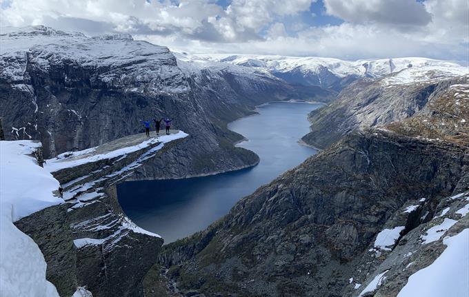 Trolltunga hike winter