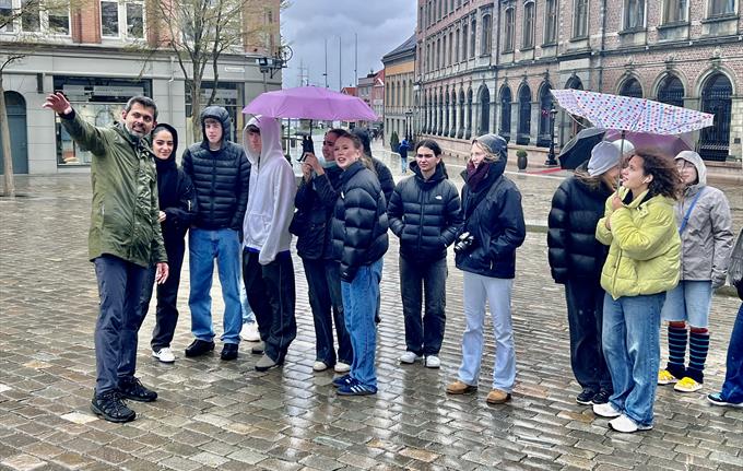 Young visitors listen to the strange tales of Bergen. Vågsallmenningen
