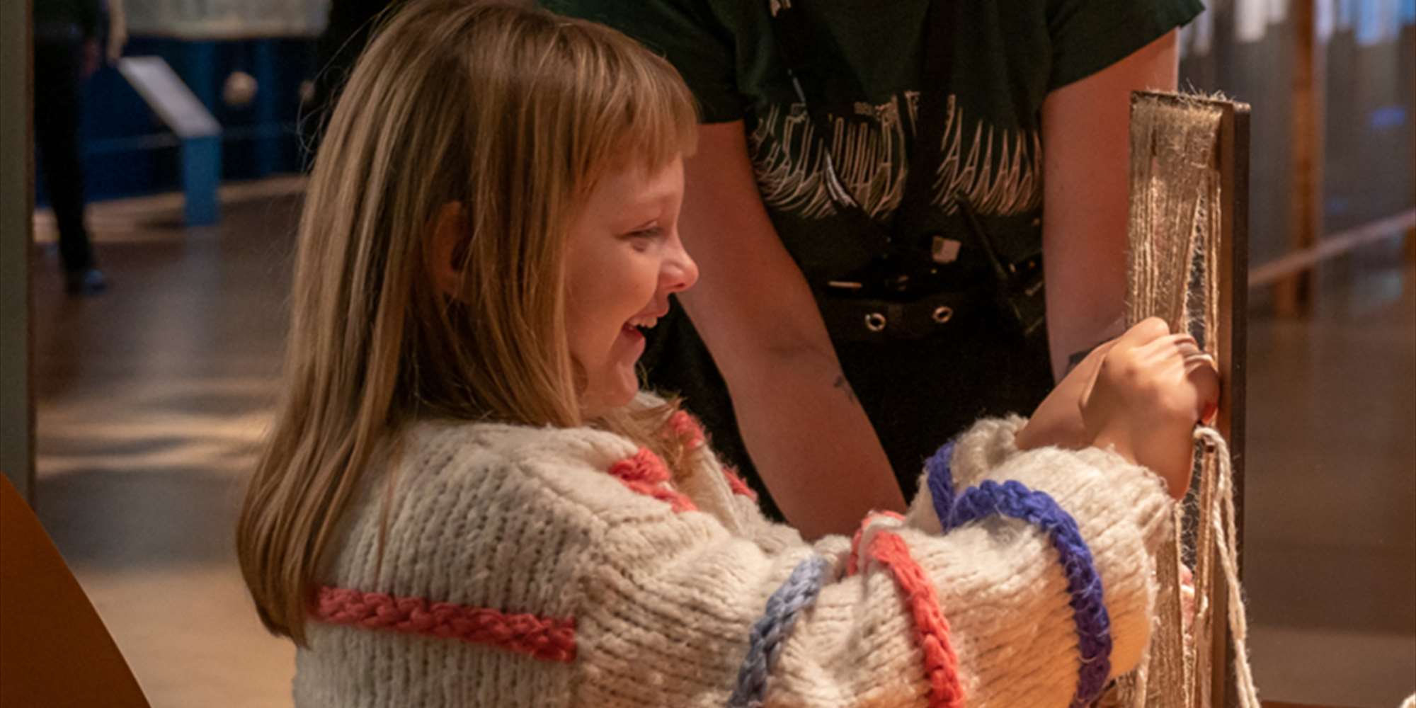 Museumhost and child weaves Museumhost and child weaves